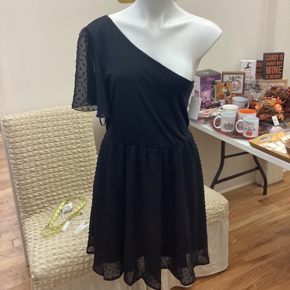 Dresses & Skirts - The year round little black dress.